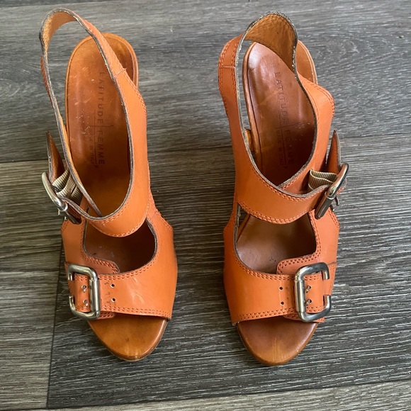 Latitude Femme orange genuine leather buckle platform sandals. - Picture 2 of 11
